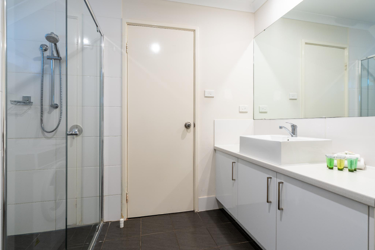 Bathroom 5, BAYVIEW GEOGRAPHE RESORT, Busselton