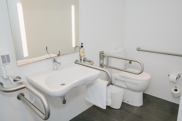 Bathroom 4, ibis Trujillo, Trujillo