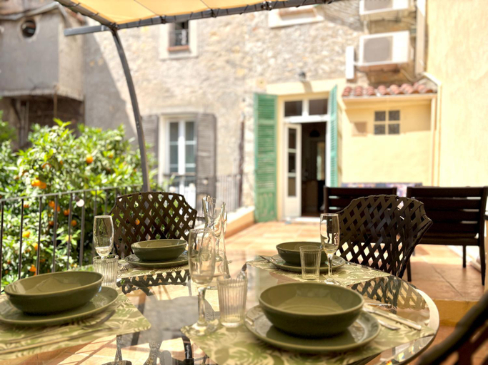 Food & Drinks 4, Appartements climatises - Vieil Antibes, Alpes-Maritimes