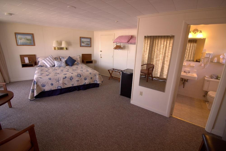 Bedroom 2, Hyannis Holiday Motel, Barnstable