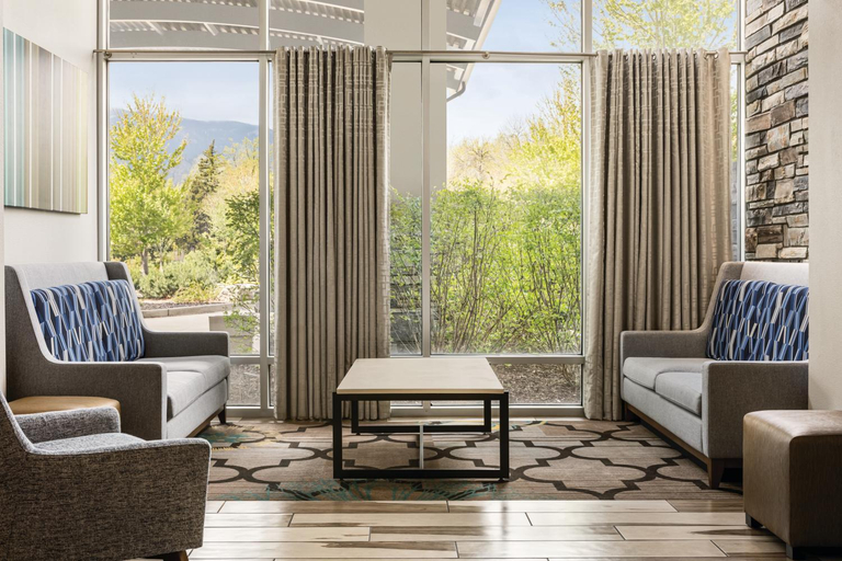 Public Area, Holiday Inn Express & Suites COLORADO SPRINGS CENTRAL by IHG, El Paso