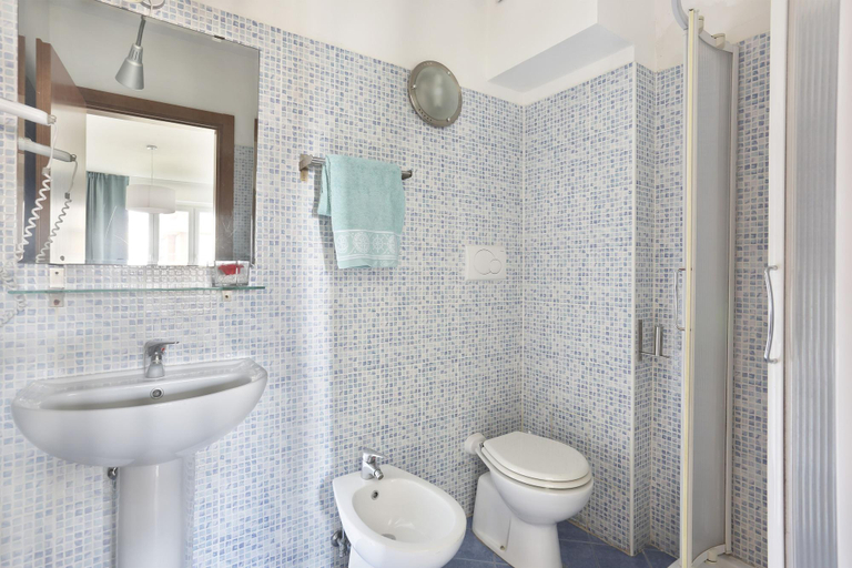 Bathroom 4, Hotel Nuovo Tirreno, Lucca