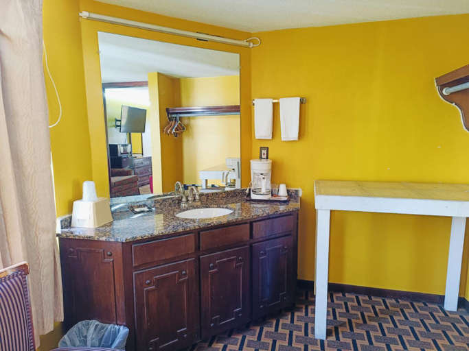 Bathroom 2, Hotel O Victorian Inn Athens TX, Henderson