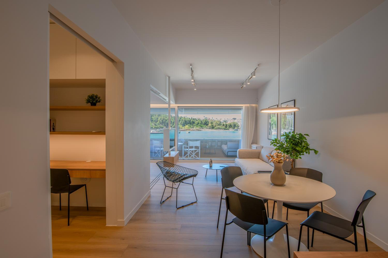 4, Live in style, Central Greece