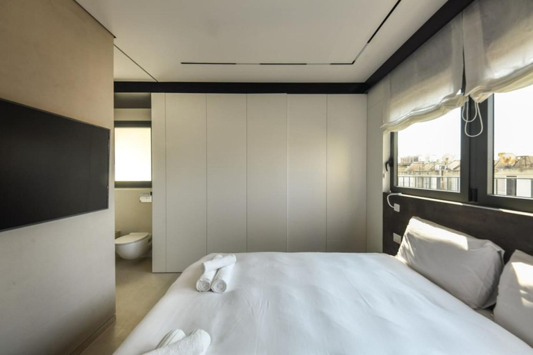 3, Modern and Vibrant 1BR apt with Private Balcony