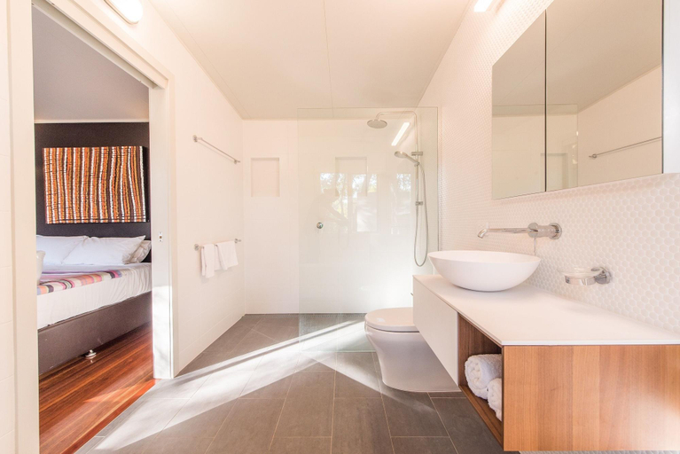 Bathroom 3, Allure Stradbroke Resort, Redland Bal