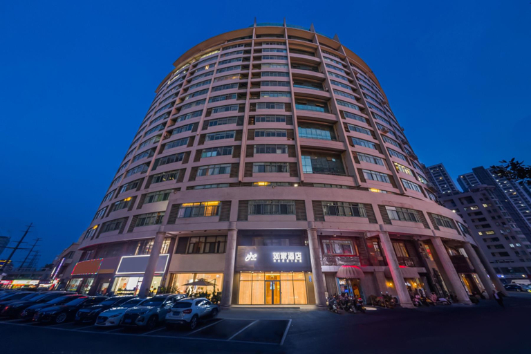 Exterior & Views