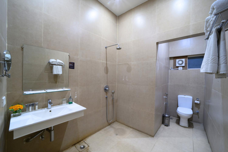 Bathroom 3, Sinclairs Burdwan, Barddhaman