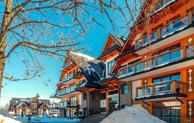 Exterior & Views
