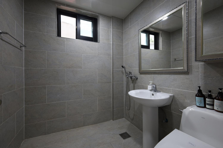 Bathroom 4, TRT Hotel, Busanjin