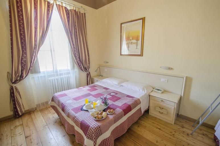 Others 3, Hotel Iris, Perugia