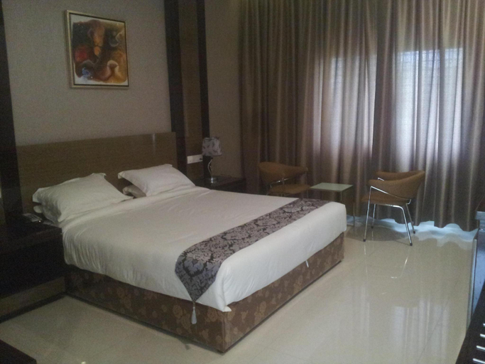 Others 3, Saffron Hotel, Jalna
