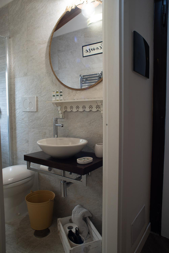 Bathroom 2, Dolce vita al lago, Roma