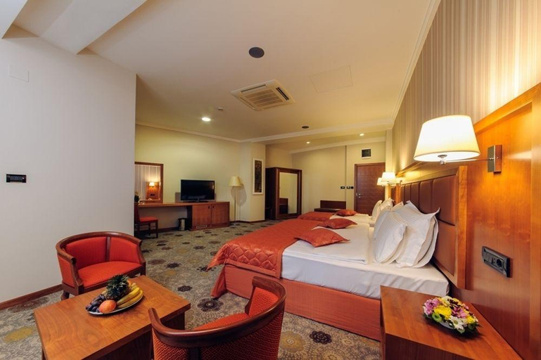 Others 5, Hotel M Nikić