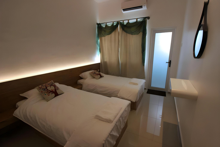 Bedroom, Tung's Tropika - with a wooden hut by a lake, Kinta