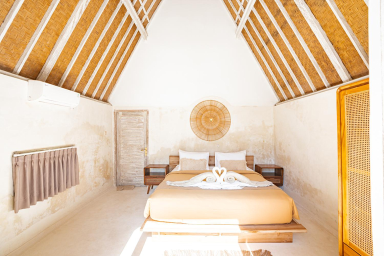 Bedroom 2, Sunset House Ceningan, 10 person beachview private villa, Klungkung