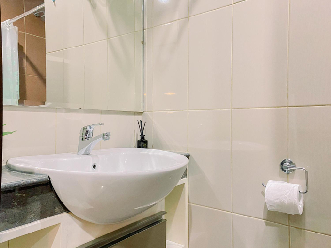 Bathroom 3, Modern Look 1BR at Atlanta Residence By Travelio, Depok