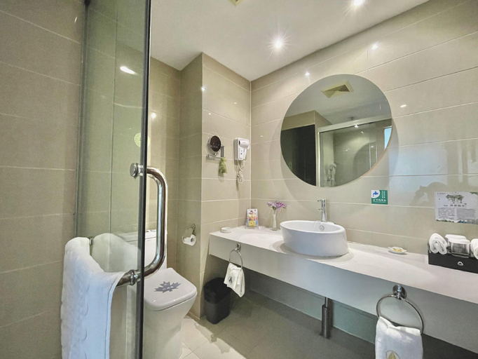 Bathroom 3, Luoyang Aviation Hotel, Luoyang