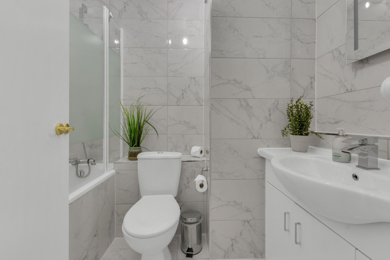 Bathroom 3, One Bed Mansion House Apartment in Queens Quay, London