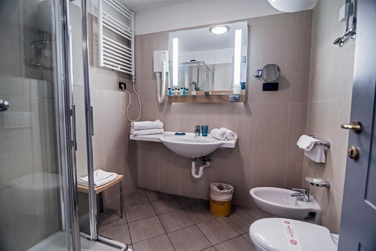 Bathroom 5, Aregai Marina Hotel & Residence, Imperia