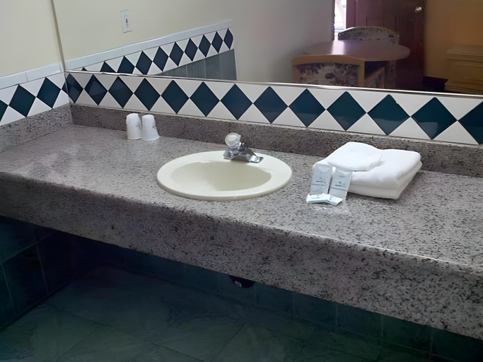 Bathroom 5, Golden West Manor Motel, Los Angeles