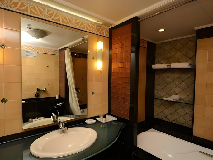 Bathroom 3, Hotel Supreme Heritage, Thane