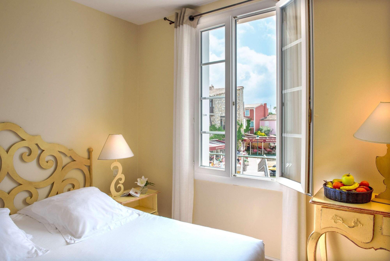 Bedroom 2, Le Suffren, Var