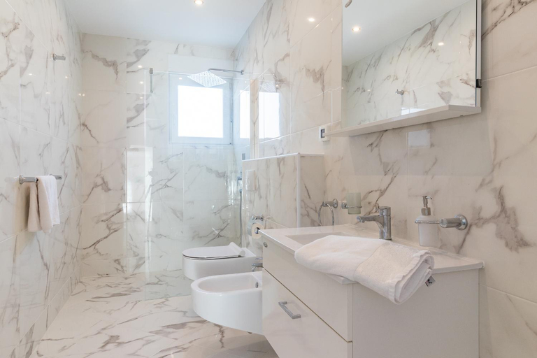Bathroom 4, Casablanca - Pula, Pula