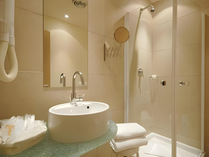 Bathroom 5, B&B Hotel Calenzano First, Florence