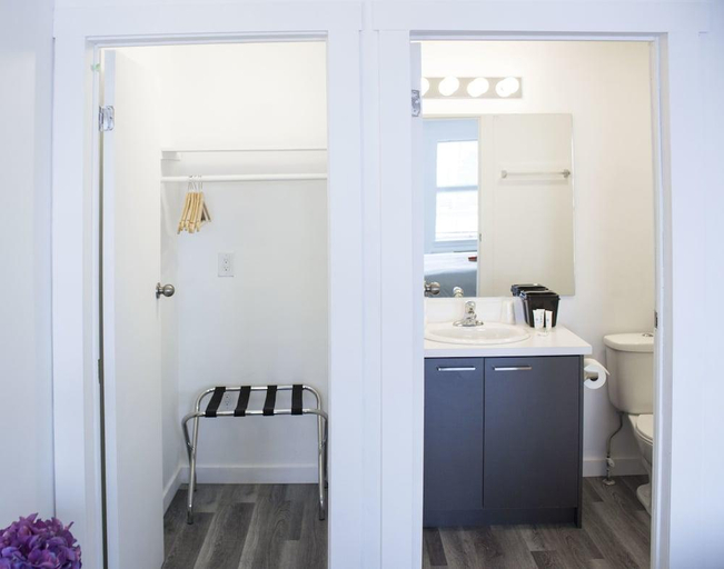 Bathroom 3, Bowmanville Marina Inn & Suites, Durham
