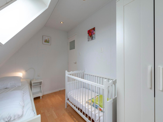 Bedroom 2, Holiday Home Groote Keeten near Beach, Zijpe