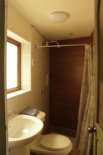 Bathroom 4, Posada Kusillos, Puno