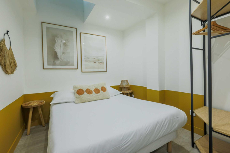 Bedroom 2, Charming apartment - 1BR/5P - Opéra Garnier, Paris