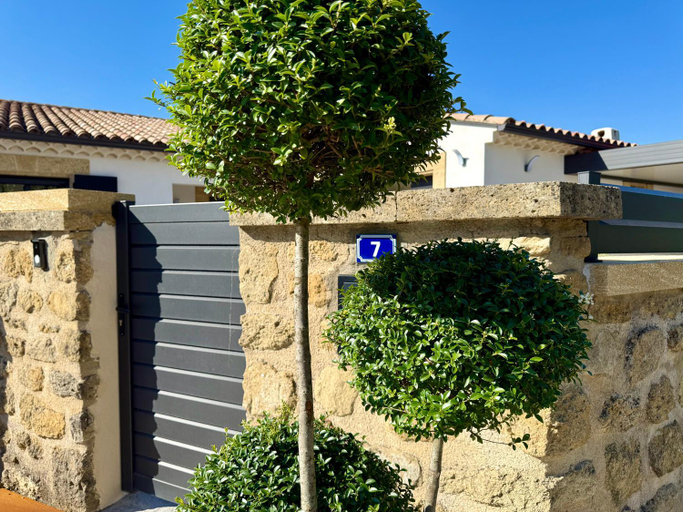 Exterior & Views