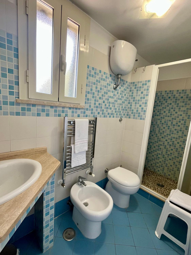 Bathroom 4, I Lecci Guesthouse, Latina