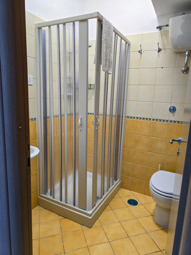 Bathroom 3, Rooms Mastrangelo, Napoli