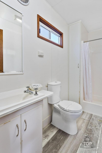 Bathroom 5, Victor Harbor Holiday & Cabin Park, Victor Harbor