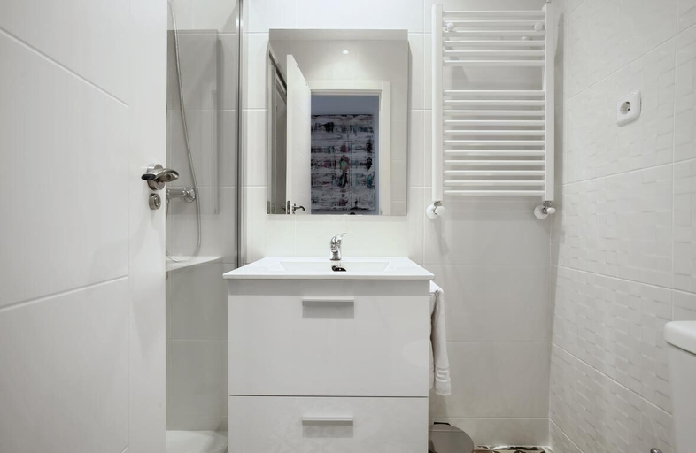 Bathroom 5, The Best Location, 8pax, 3BD & 2Bth, Reina Sofia II, Madrid