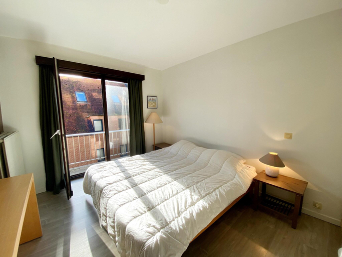 Bedroom 2, Apartment in Nieuwpoort by the Beach, West-Vlaanderen