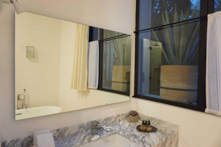 Bathroom 2, Casa Tuna, Mexico City