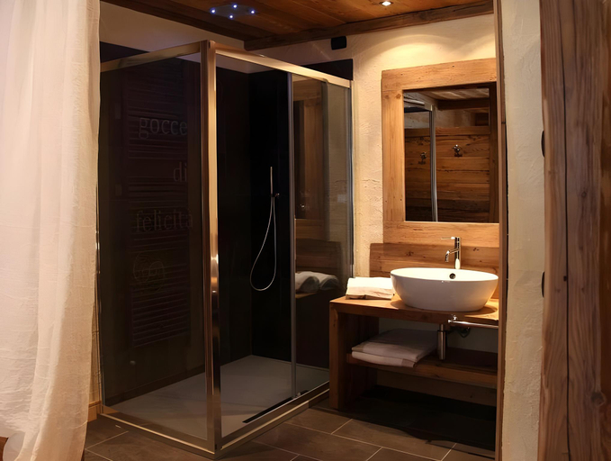 Bathroom 3, Les Trompeurs chez Odette, Aosta