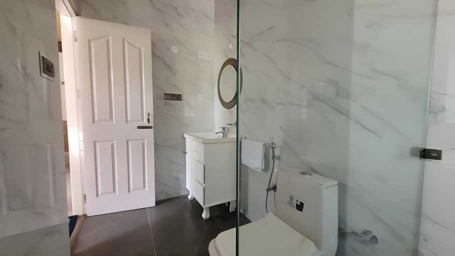 Bathroom 3, Pinewood Nirvana Jungle Resort, Solan