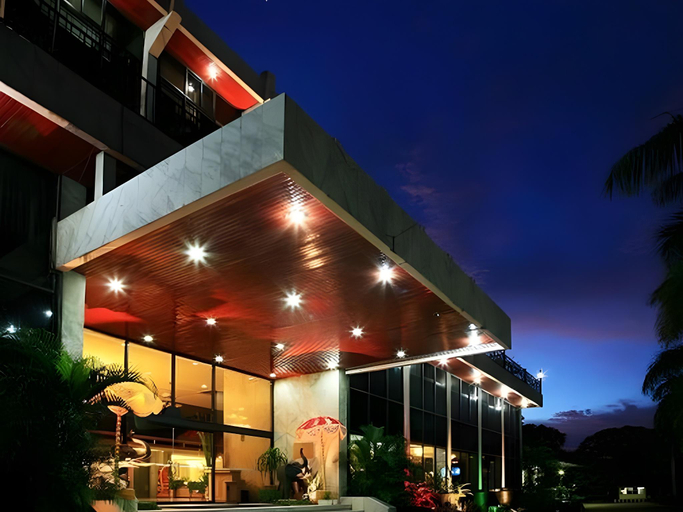 Exterior & Views