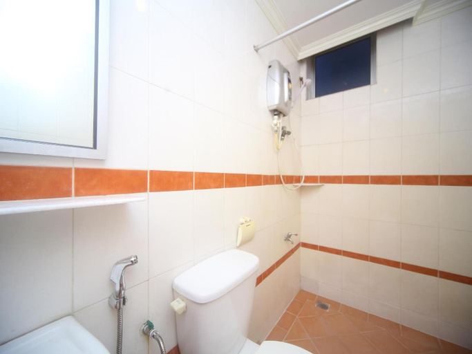 Bathroom 2, Hotel O London, Sandakan
