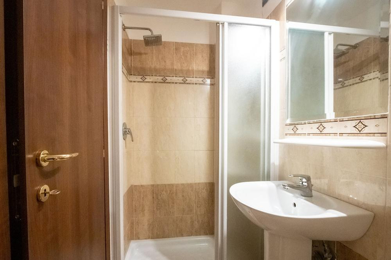 Bathroom 5, B&B Inn Trastevere, Rome