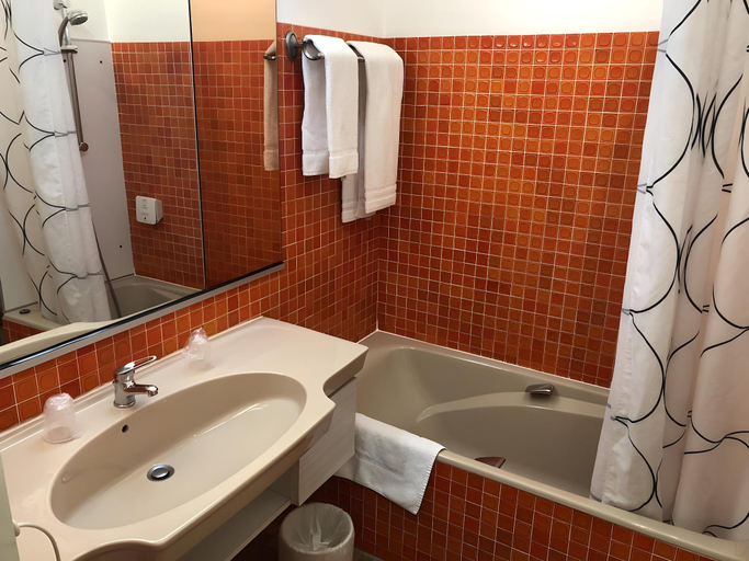 Bathroom 3, Adonis Lyon Est Hotel Artys, Rhône