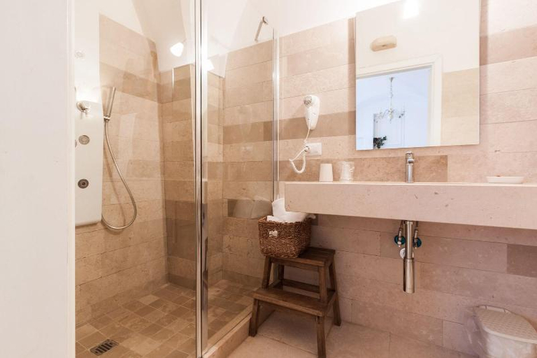 Bathroom 5, La Corte Vetere, Matera