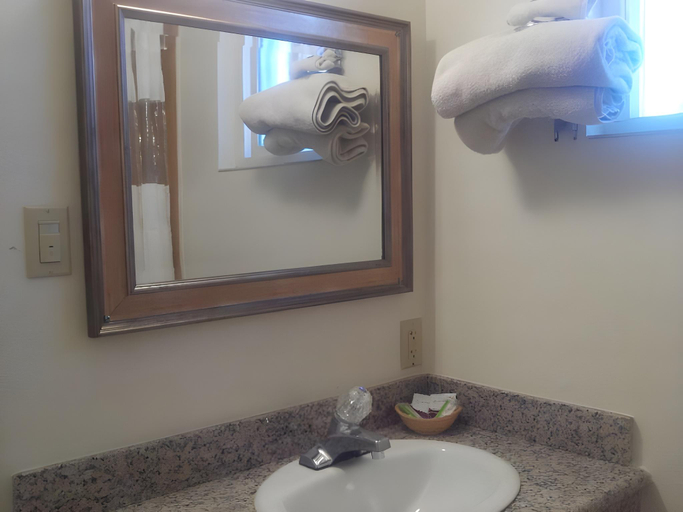 Bathroom 3, Sun Star Inn Los Banos, Merced