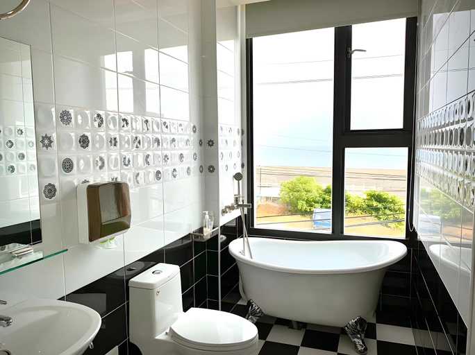 Bathroom 2, Coral Island, Pingtung