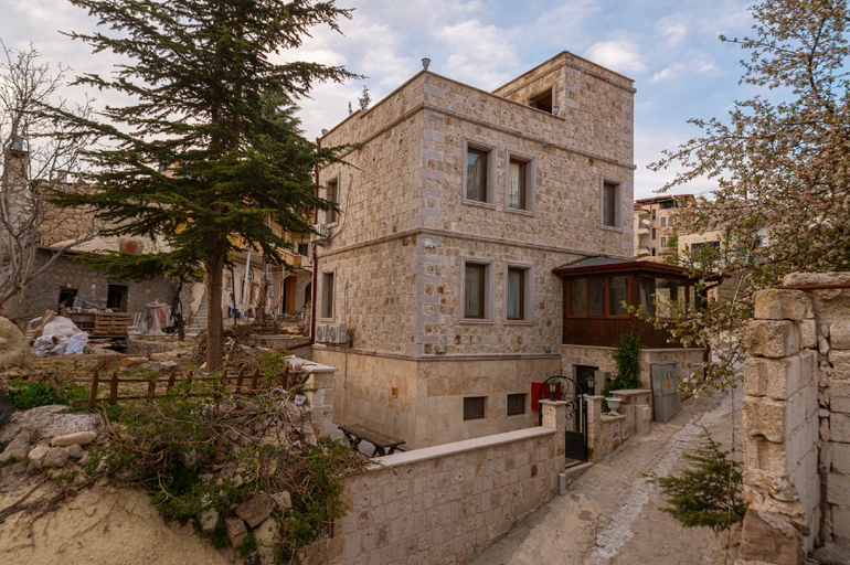 Exterior & Views